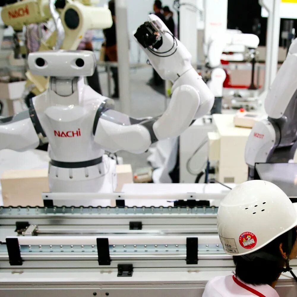 Человека который участвует в производстве. Роботы в промышленности. Робот рабочий. Робот работник. Искусственный интеллект в производстве.
