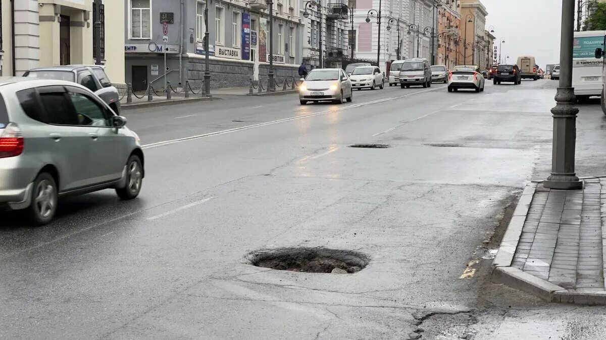 Колесо попало в яму на дороге. Люк на проезжей части. Автомобиль на дороге. Огромная яма на дороге. Ямы на дорогах.