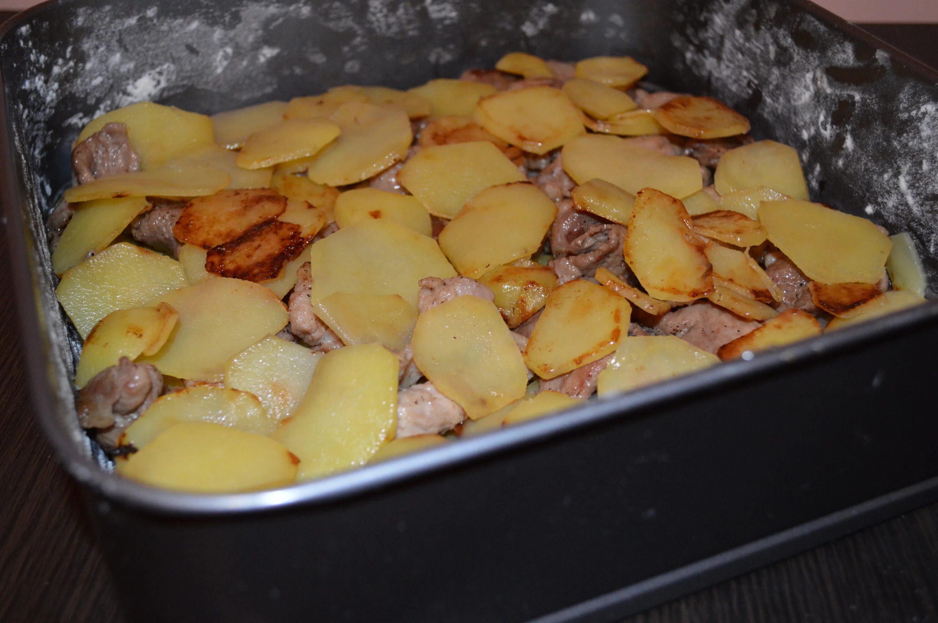 запеканка с картошкой и свининой. картофельная запеканка со свининой в духовке. гратен и жульен. запеканка картофельная с мясом свинины в духовке. мядзведзь белорусская картофельная запеканка.