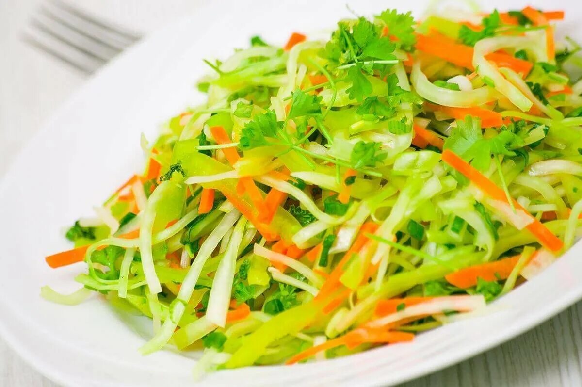 Витаминный (капуста, перец, огурец, морковь) 100г - 35р. Салат редька морковь дайкон. Маргеланская редька салат. Салат с зеленой редькой. Овощной салат витамины