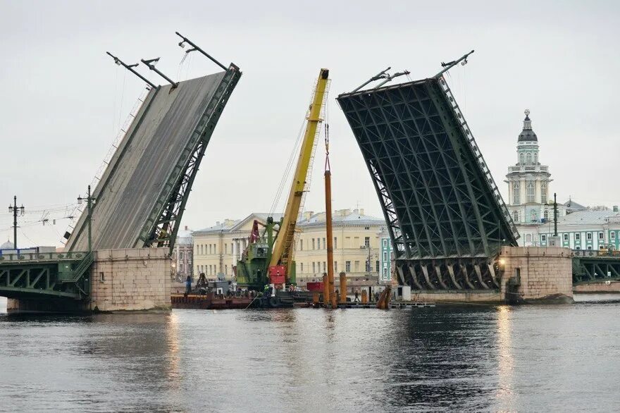 Какое событие связано с дворцовым мостом. Реконструкция дворцового моста в Санкт-Петербурге. Реконструкция дворцового моста. Санкт-Петербург 2012. Трамвай на дворцовом мосту.