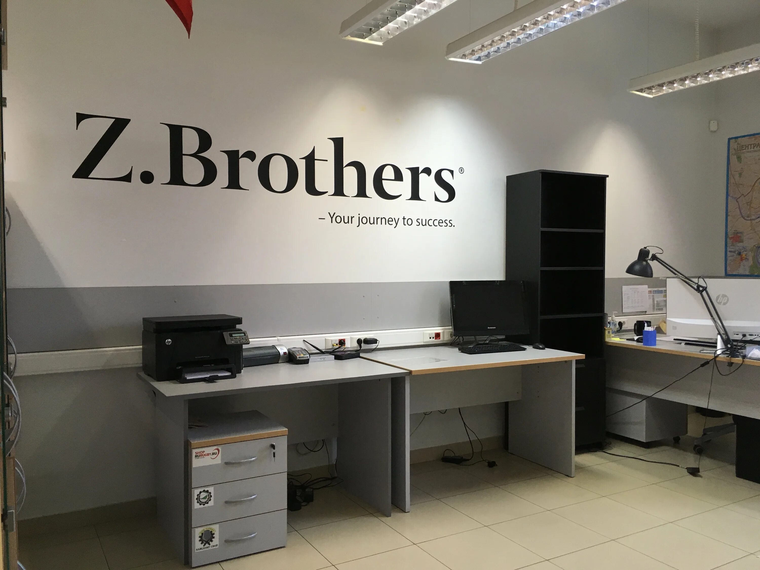 Название офисов. Название офисов. Логотип на стене в переговорной. Офис-центра «самбор». Освещение в офисе.