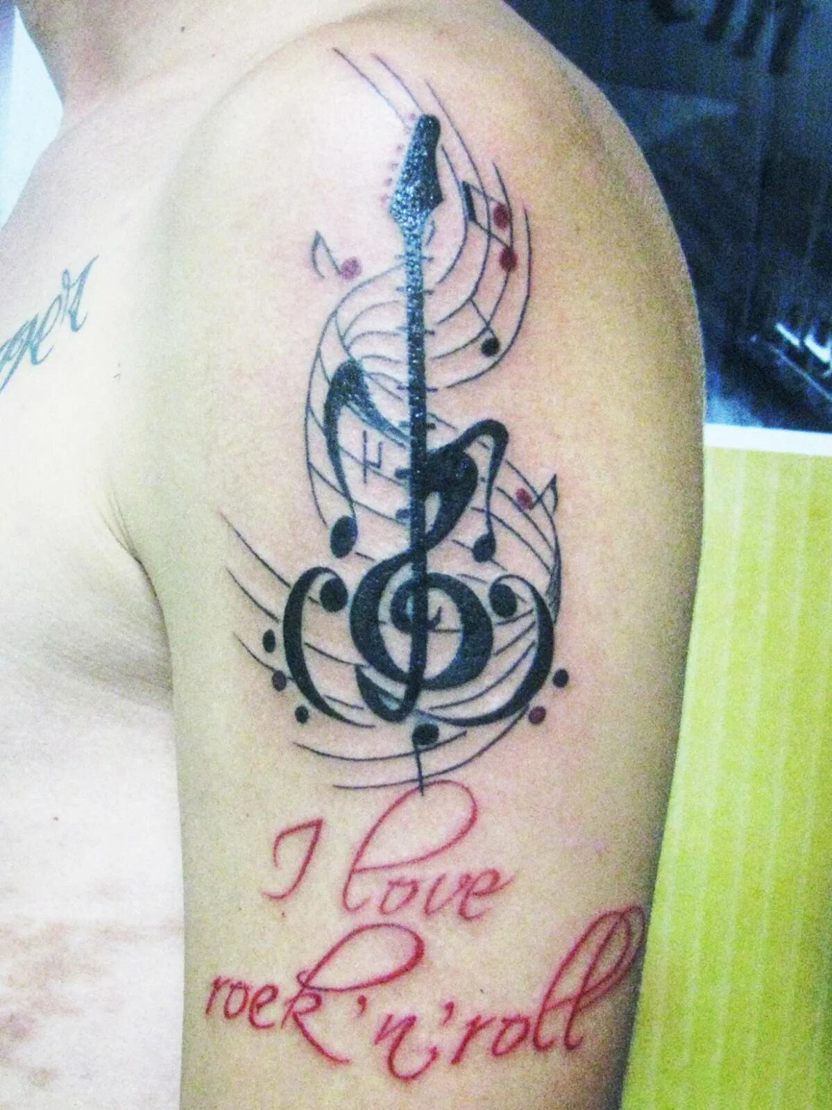 Скрипичный ключ тату. Значение скрипичного ключа на зоне. Скрипичный ключ на шее. Скрипичный ключ наколка на пальце. Татуировка скрипичный ключ у девушки.