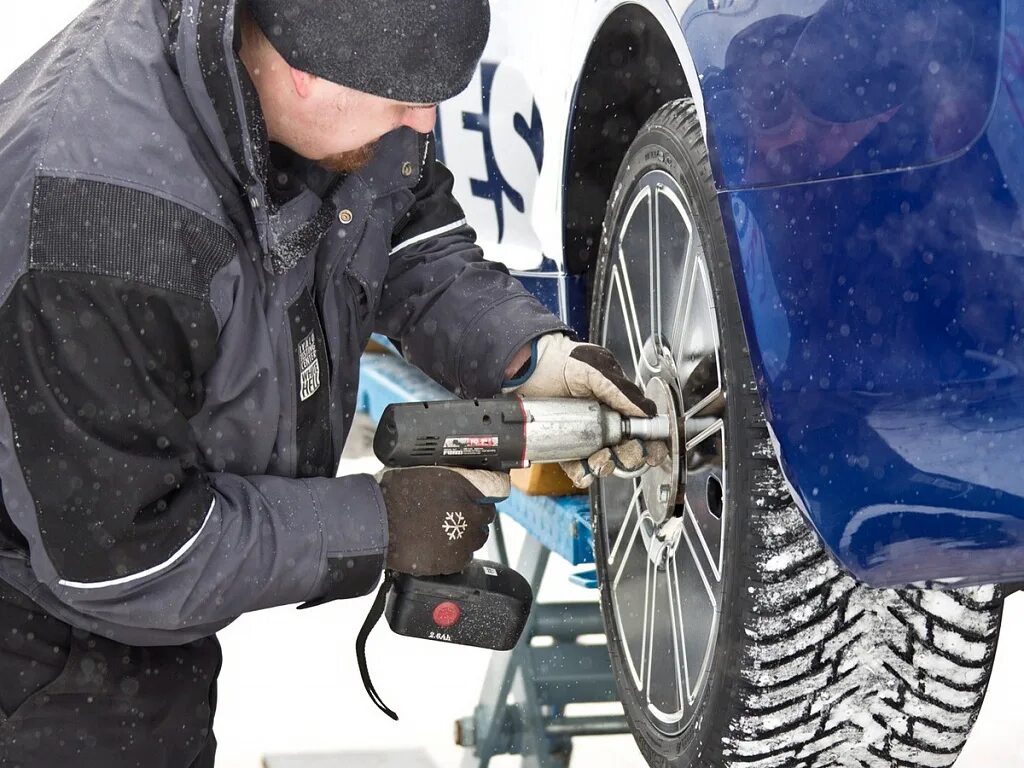 Переобуваем автомобиль. Переобуть авто. Переобувка на зимнюю резину. Смена резины на зимнюю. Когда нужно переобувать резину на машине