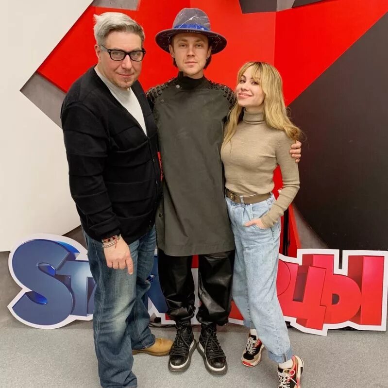 Куда делся перцев. Ведущие нового радио алиса селезнева воронов. Вадим воронов алиса селезнёва сергей мельников. Русские перцы ведущие галя корнева. Утреннее шоу актеры.