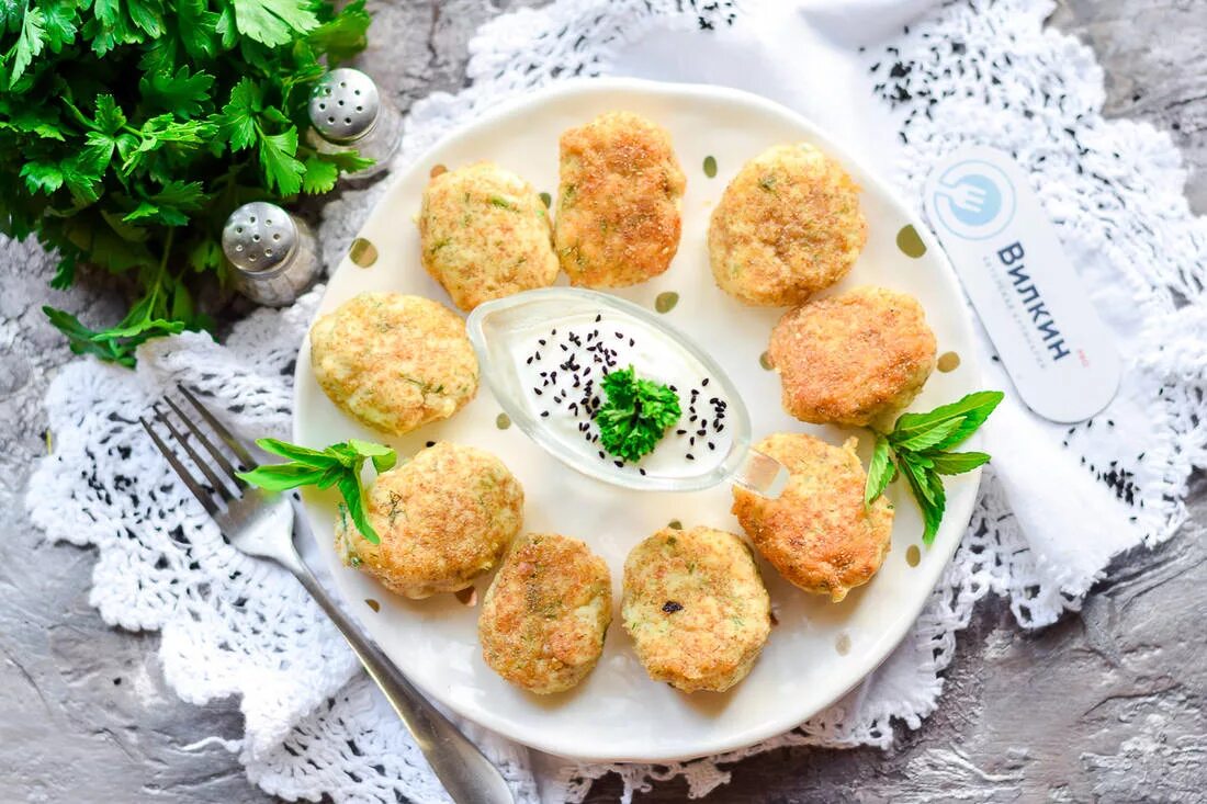 Котлеты из филе пп. Куриные котлеты. диетические котлеты. диетические куриные котлеты. куриные котлеты сверху.