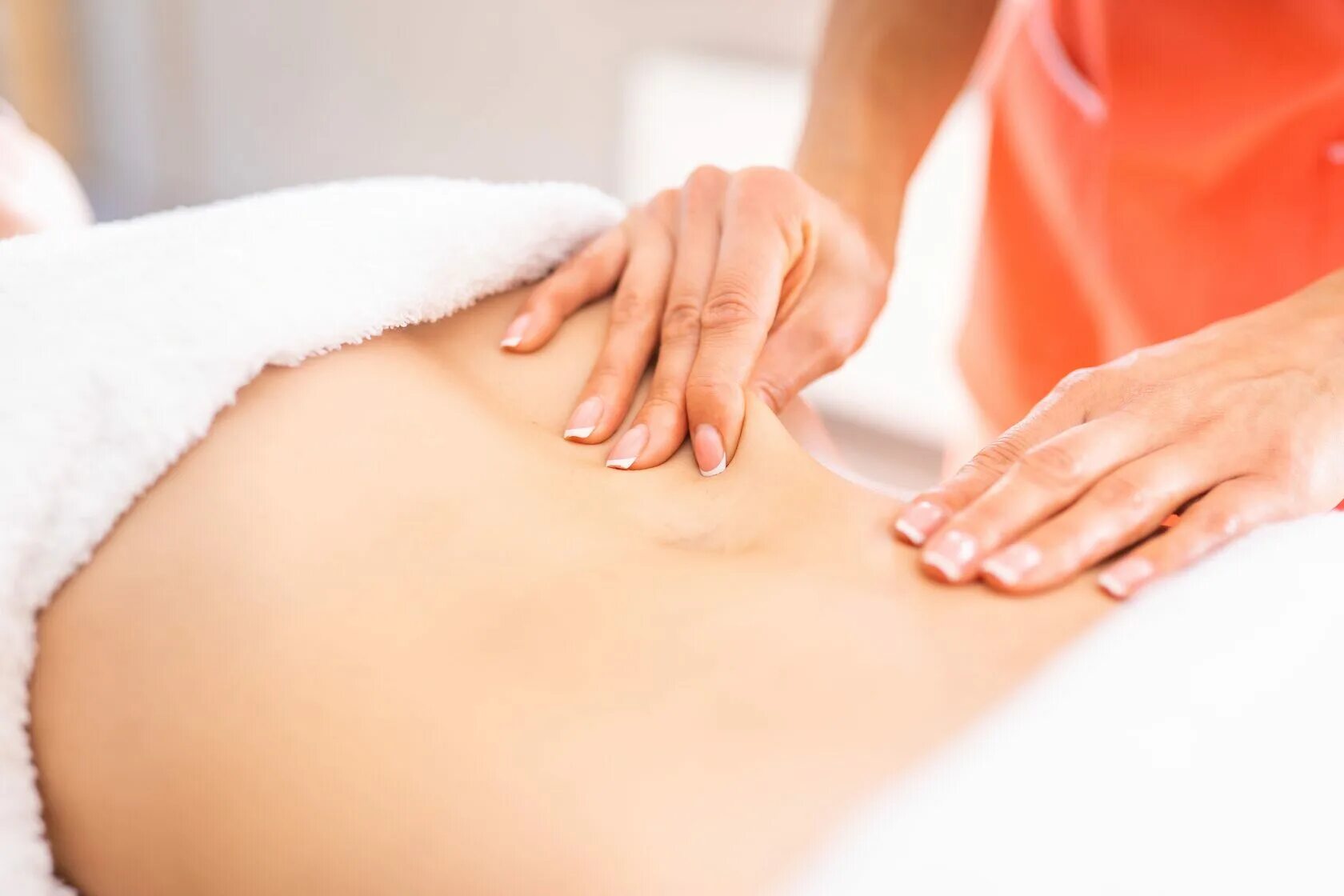 Belly massage. Массаж живота женщине. Массаж живота девочке. Моделирующий массаж живота. Антицеллюлитный массаж ручной.