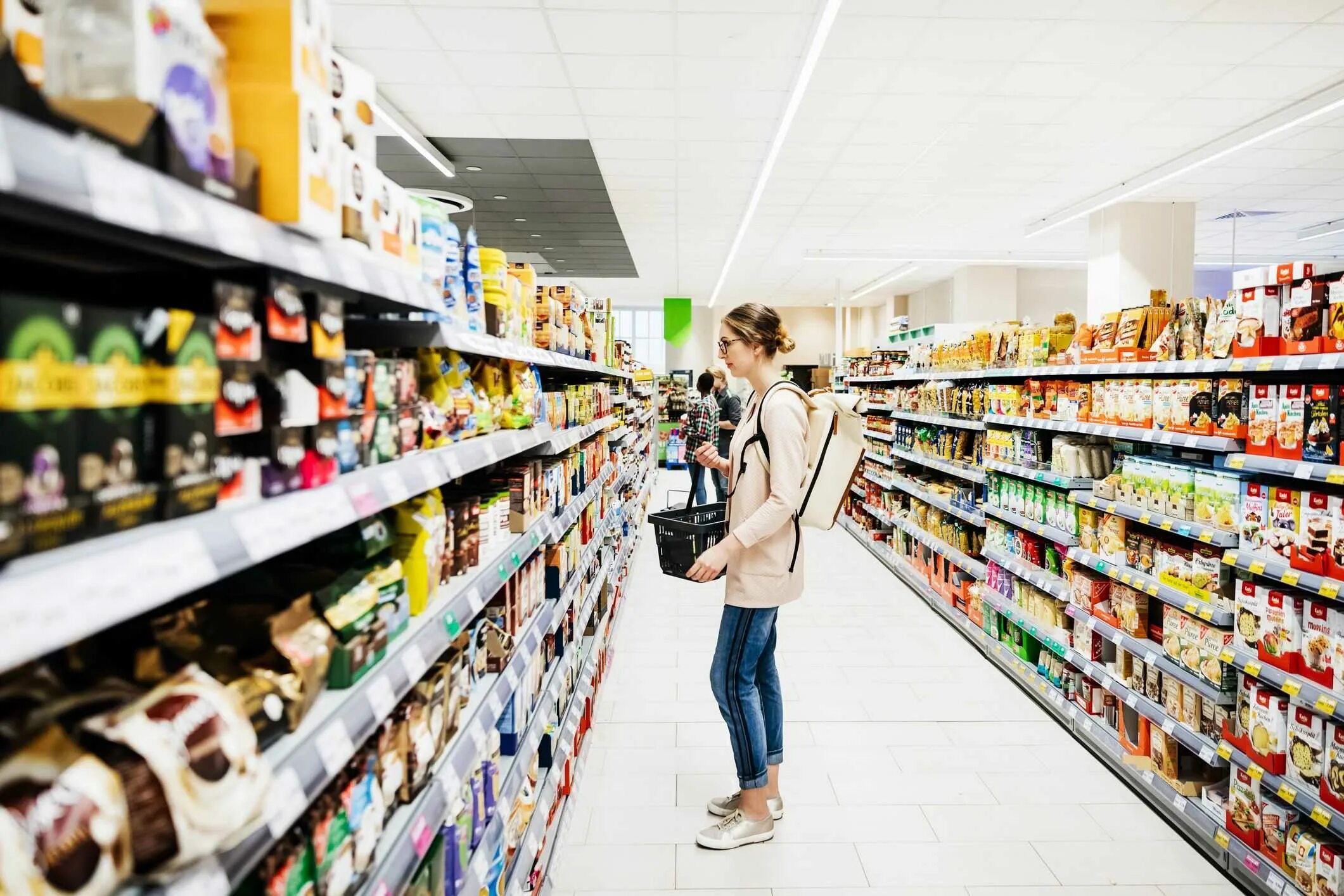 Markets shop ru. Полки супермаркета. Магазин продукты. Люди в супермаркете. Люди в магазине продуктов.