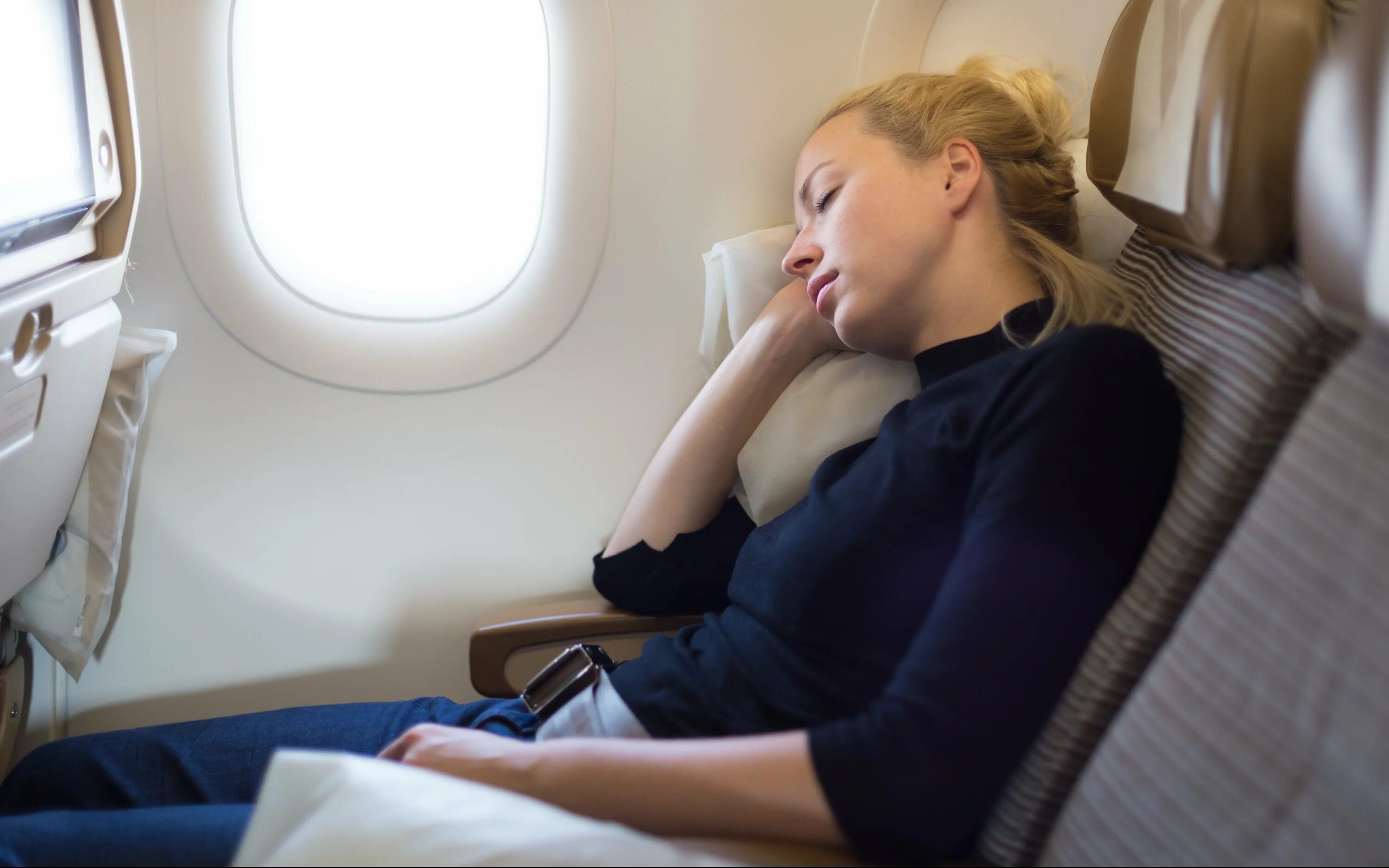 К чему снится лететь в самолете женщине. Девушка в самолете. Спать в самолете. Девушка в салоне самолета.