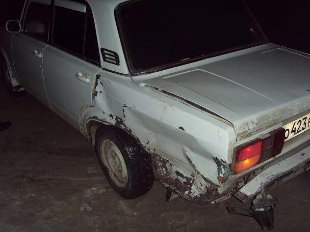 Ваз 2105 битая в д. Битая ваз 2105 красная. Ваз 2105 красный 1998. Ваз 2105 битая. Битая ваз 2105 фото багер.