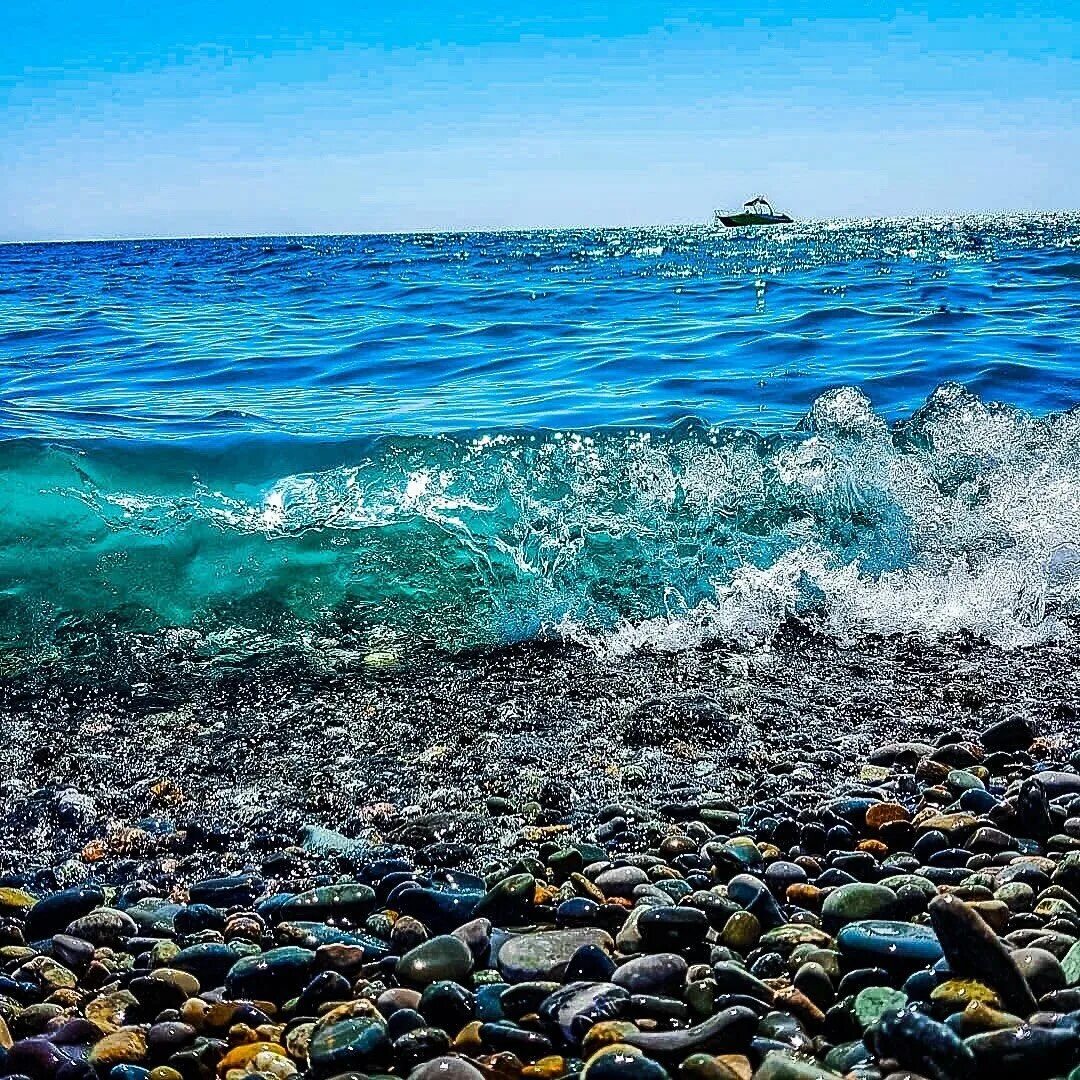 Красота черного моря. Лазаревское море. Галечный пляж Сочи. Чёрное море Сочи Лазаревское. Море Адлер Абхазия.