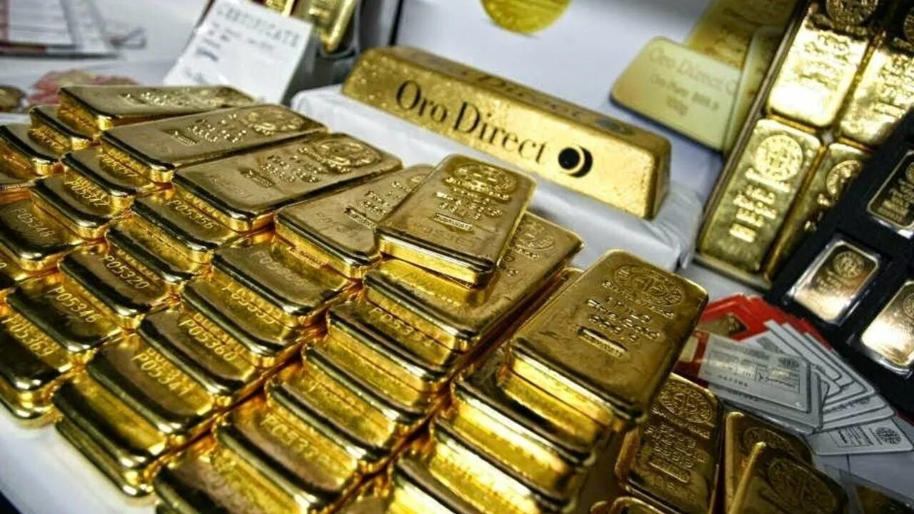 Сбербанк деньги в золото. Слиток золота. Золото богатство. Золотые слитки и деньги.