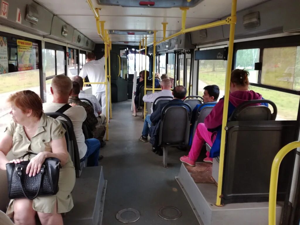 Где сидеть в автобусе. Автобус. автобус летом. люди в автобусе лето. общественный транспорт летом.