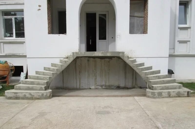 Бетонная лестница на улицу. Лестница наружный битоновый. Наружная бетонная лестница. Лестница бетонная уличная. Уличные лестницы из бетона.