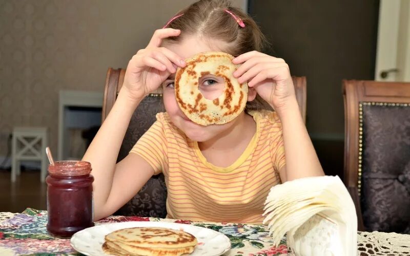 масленица. масленица дети с блинами. девочка с блинами. масленица фотосессия. русская красавица с блинами.