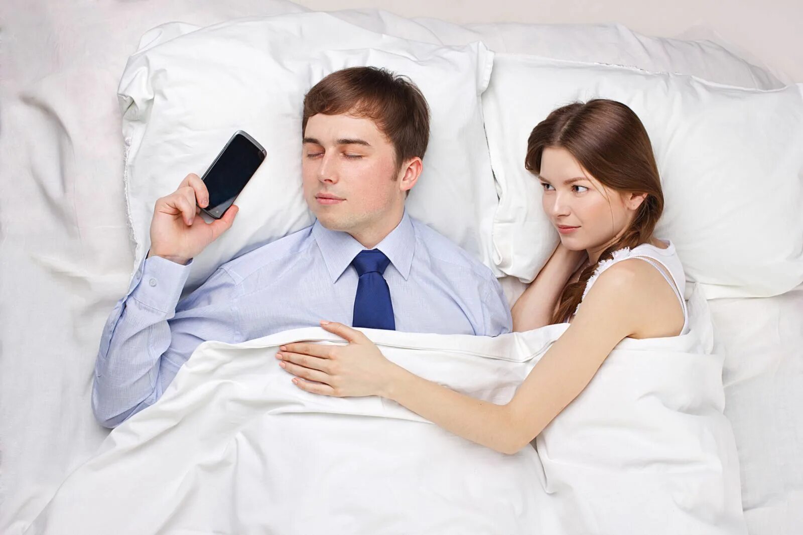 Измена с разговорами. Мужчина с телефоном в кровати. Мужчина и женщина с телефоном. В постели с телефоном. Мужчина в постели с телефоном.
