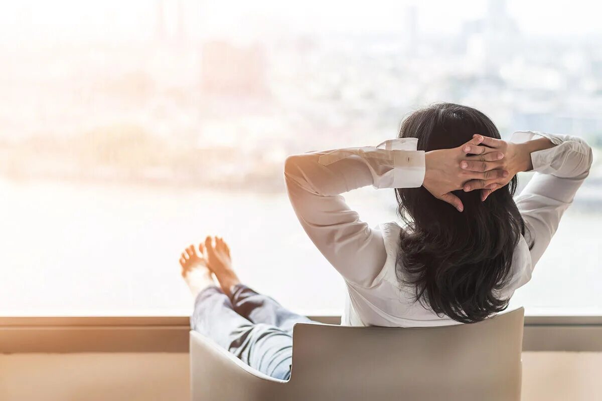 Делать как можно меньше и. Делать как можно меньше и. Женщина много дел. Девушка думает. Отсутствие мотивации к учебе.