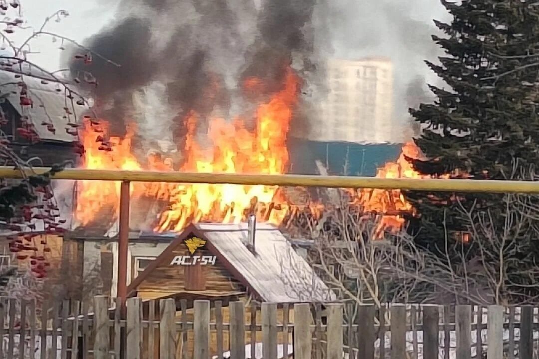 Горящий дом. Дом горит. Пожар в частном доме Новосибирск. Пожар в Новосибирске в частном секторе Ленинский район. Дальний сгорел