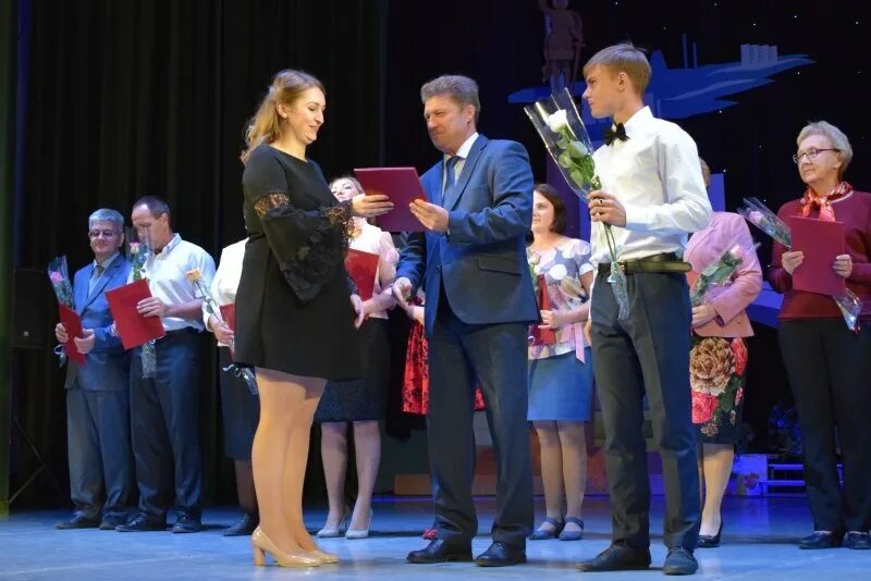 Директор 16 школы камышин. Учителя 17 школы в городе камышин. Награждение педагогов. Учителя школы 16 город камышин. Директор 12 школы камышин.