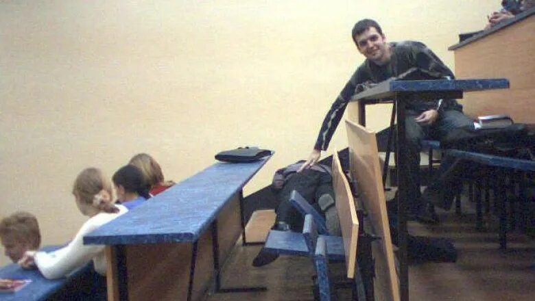 Сижу на лекции у меня парту поднимаю. Сижу на паре. студенты на парах. сижу на парах. парта студенческая.
