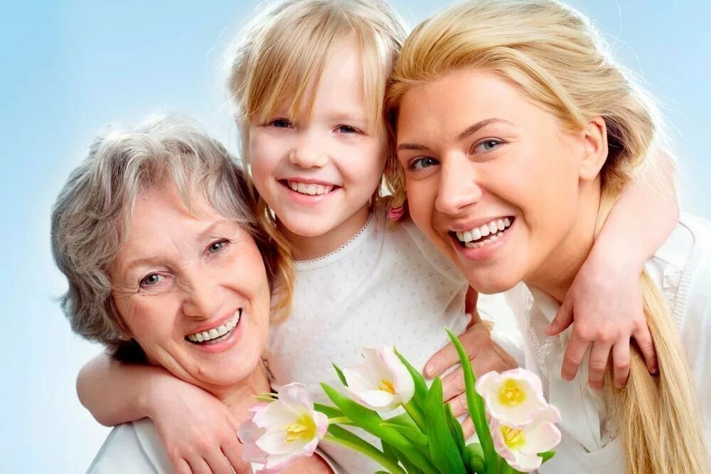 Дети поздравляют бабушек. День матери. Женщина с ребенком. Бабушка мама и ребенок. Мама картинка для детей.