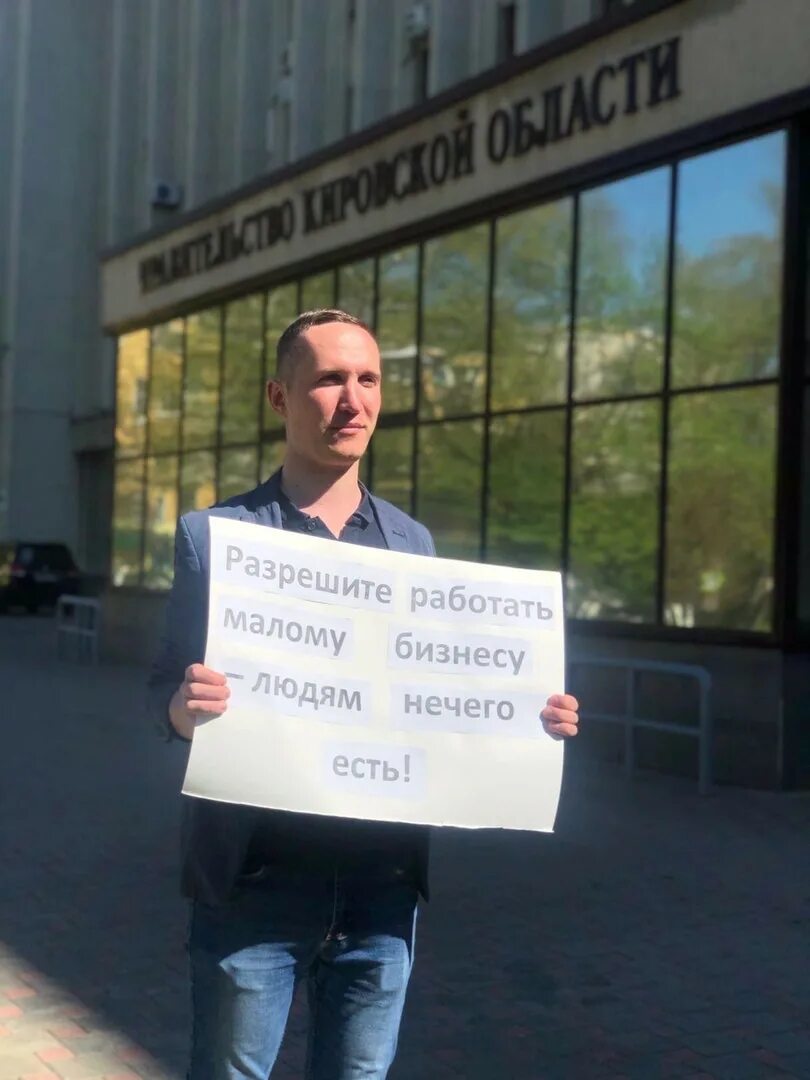 нечего есть. смешно просит милостыню. попрошайки юмор. народу нечего есть. хватит жрать демотиваторы.