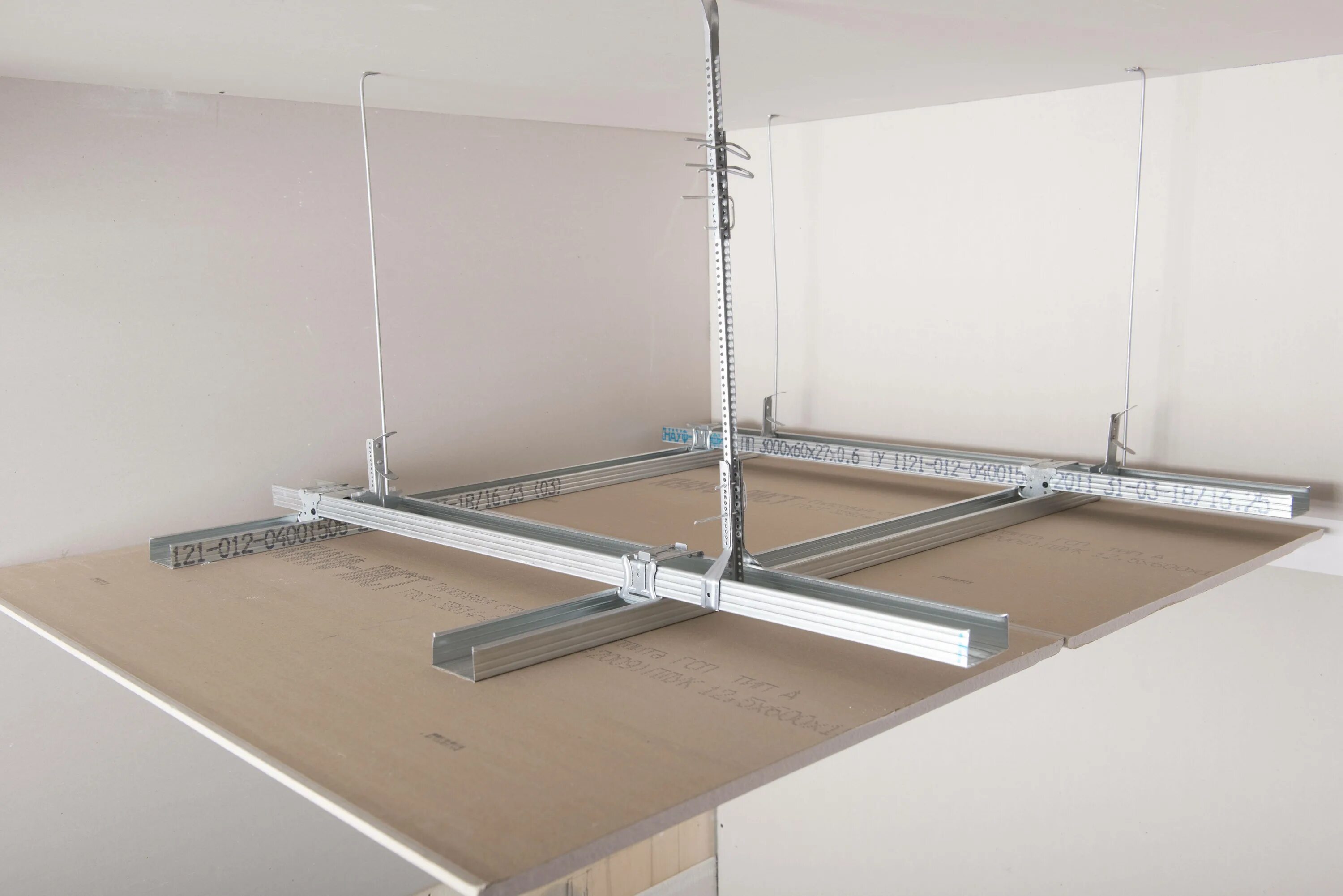 Не хватает длины. Нониус подвес кнауф. Обрешетка под сайдинг подвесы под профиль. Не хватает длины. Крепление профиля если не хватает длины подвеса.