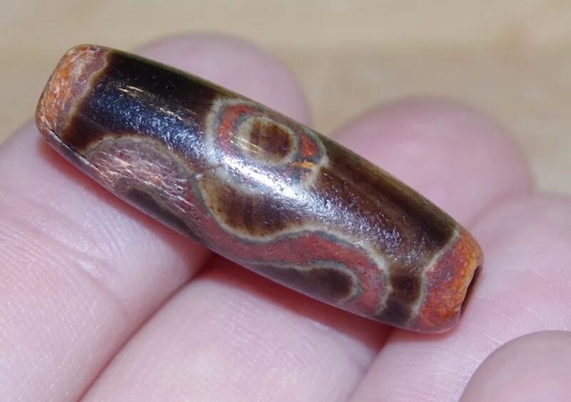 Бусина дзи птица гаруда. Бусина дзи гаруда. Гаруда дзи. Бусина дзи гаруда с молнией. Гаруда дзи.