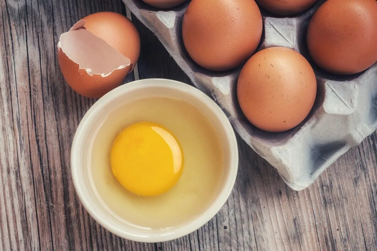 Желток яйца. Сырое яйцо. Сырое куриное яйцо. Куриный желток.