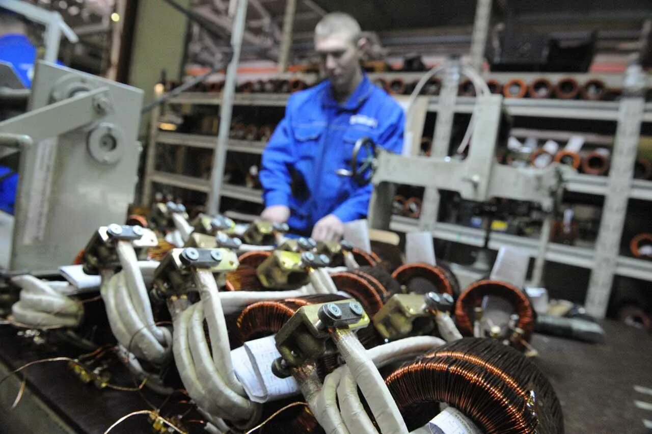 Русский трансформатор. Самарский завод электрощит. самарский завод трансформаторов тока. сборщик трансформаторов. сборка трансформатора на заводе.