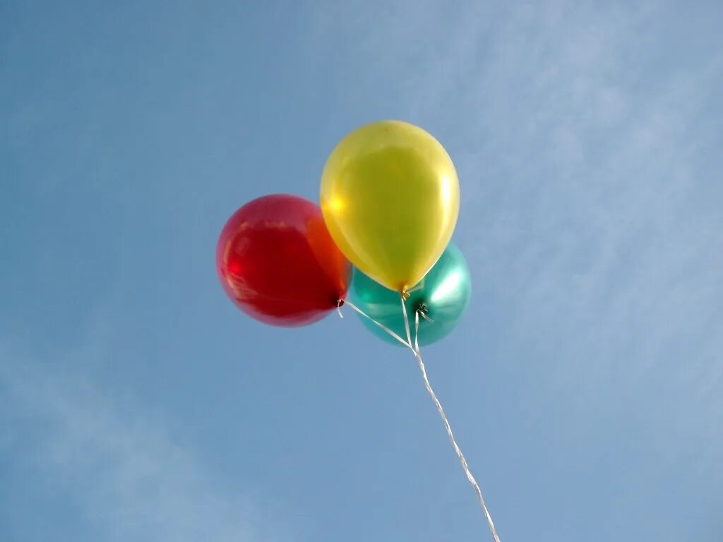 Три воздушных шарика. Воздушный шарик. Воздушные шары в небе. Шарики в небе. Шарик улетел.
