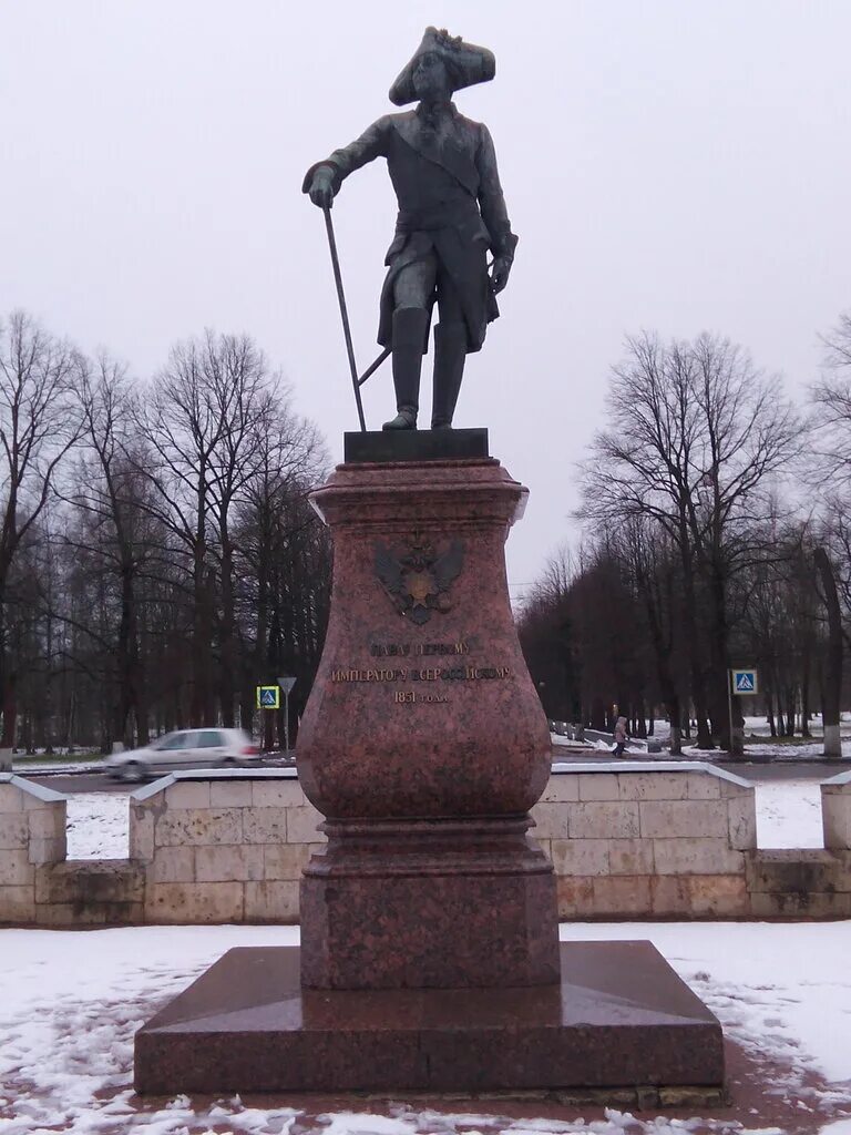 Гатчина памятник александру. Памятник Павлу первому в Гатчине.