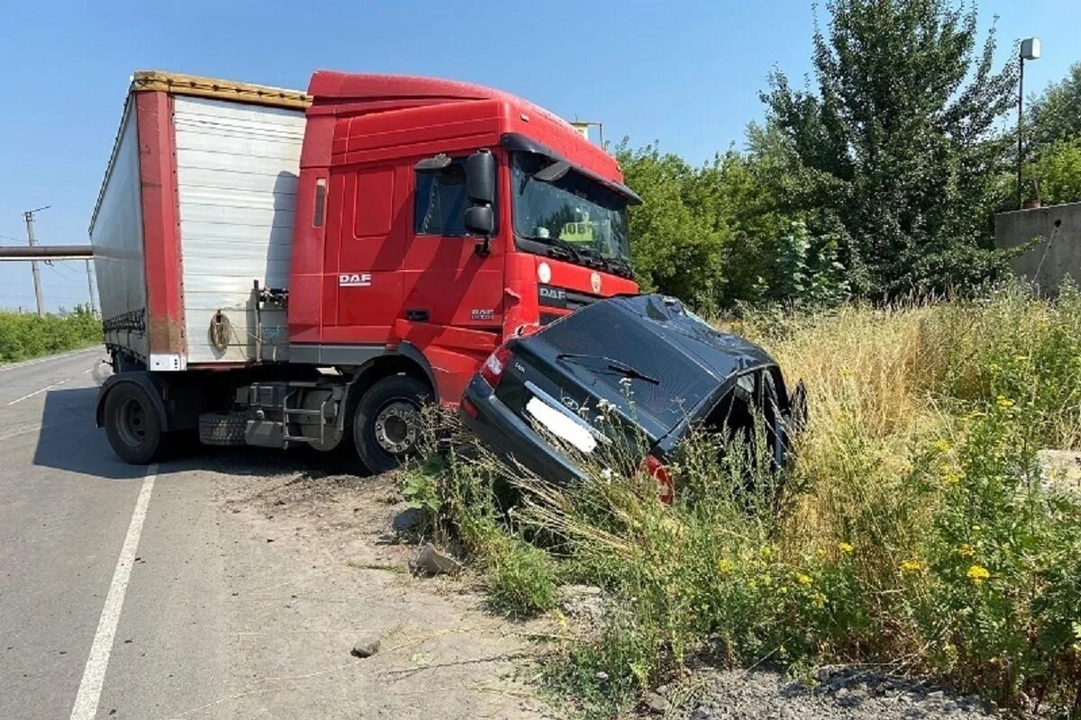 Догнать грузовик или помочь. Фура догнала легковушку. Самосвал догнал легковушку. Авария в Белгородской области. ДТП В Красненском районе Белгородской области.