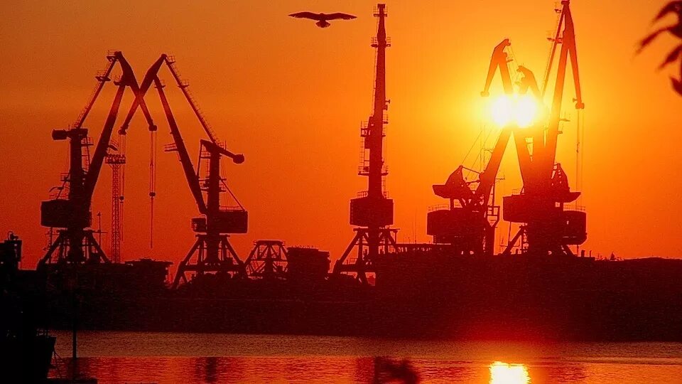 Махачкала завод имени гаджиева цех. Дагестан отрасли промышленности. Завод листового стекла в дагестане. Тюбе дагестан завод листового стекла. Кзлс дагестан.