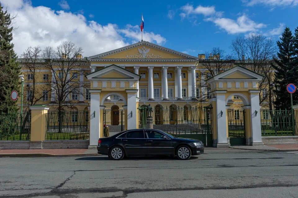 Муниципалитет спб. Смольный институт джакомо кваренги. Питер смольный дворец. Смольный петербург правительство. Смольный институт в санкт-петербурге.