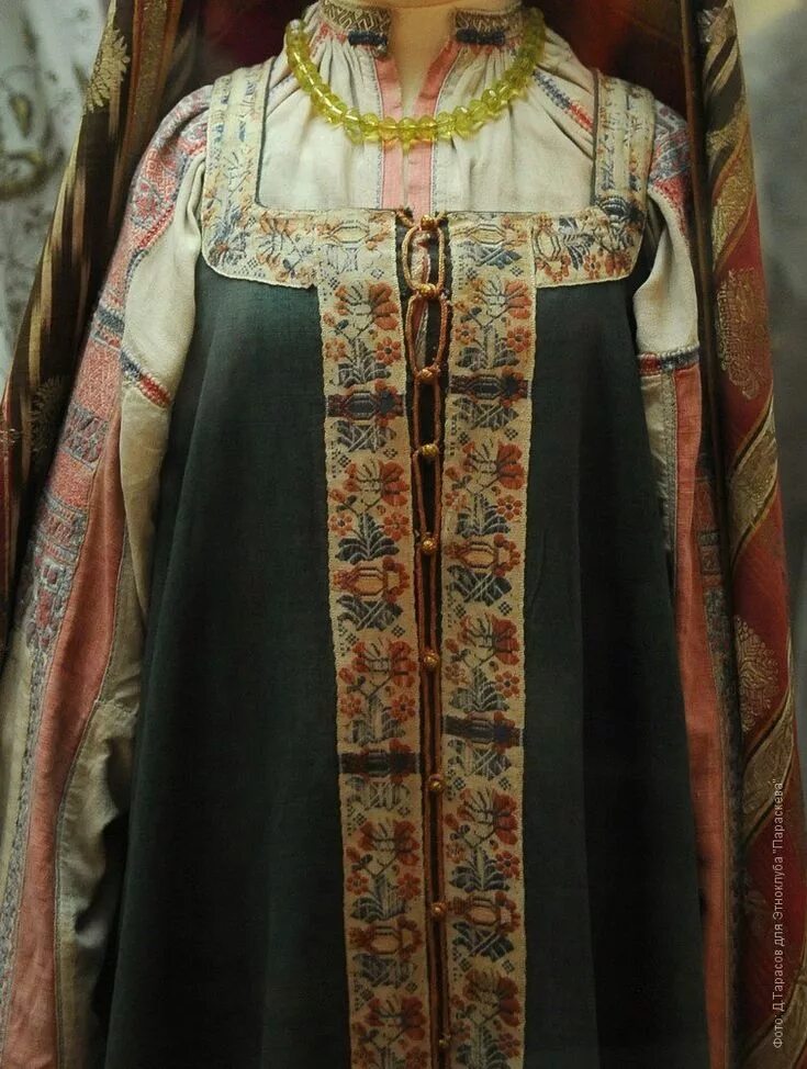 Одежда 17 века на руси. Одежда старой руси. Одежда старой руси. Женский костюм костромской губернии. Косоклинный сарафан смоленской губернии.