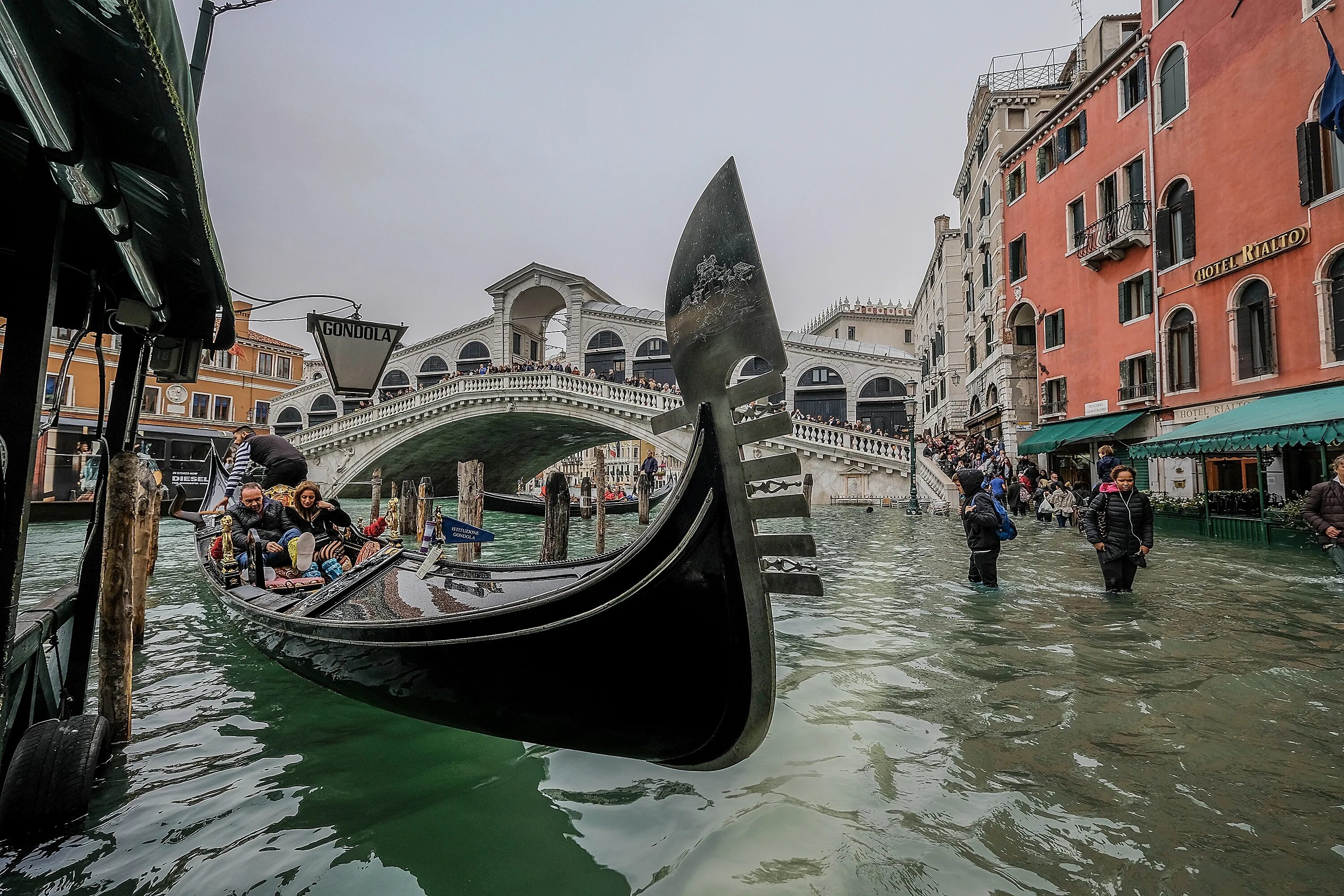 Почему венеция на воде. Венеция. Гондолы. Город на воде в Италии Венеция. Наводнение в Венеции. Глубина каналов в Венеции.