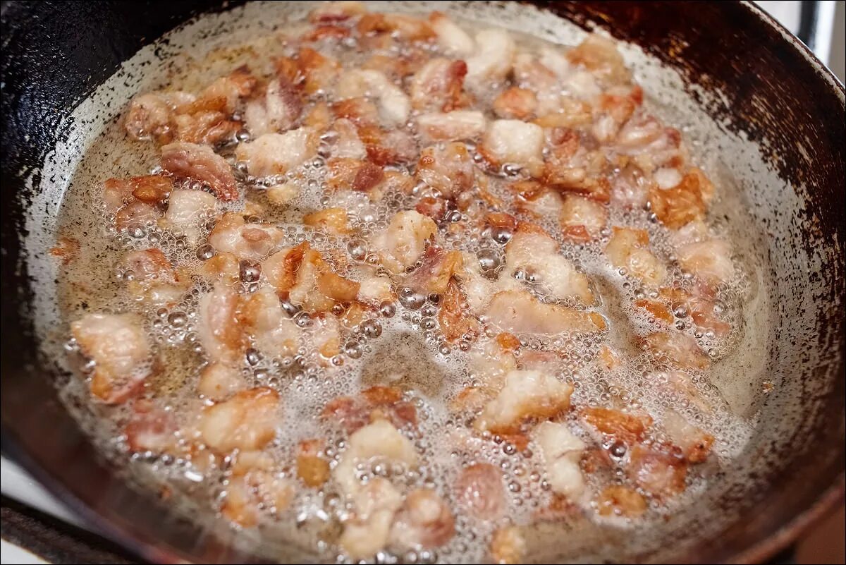 Сало со шкварками. Топленое сало шкварки. смалец со шкварками. жареные шкварки сала. шкварки на сковородке.