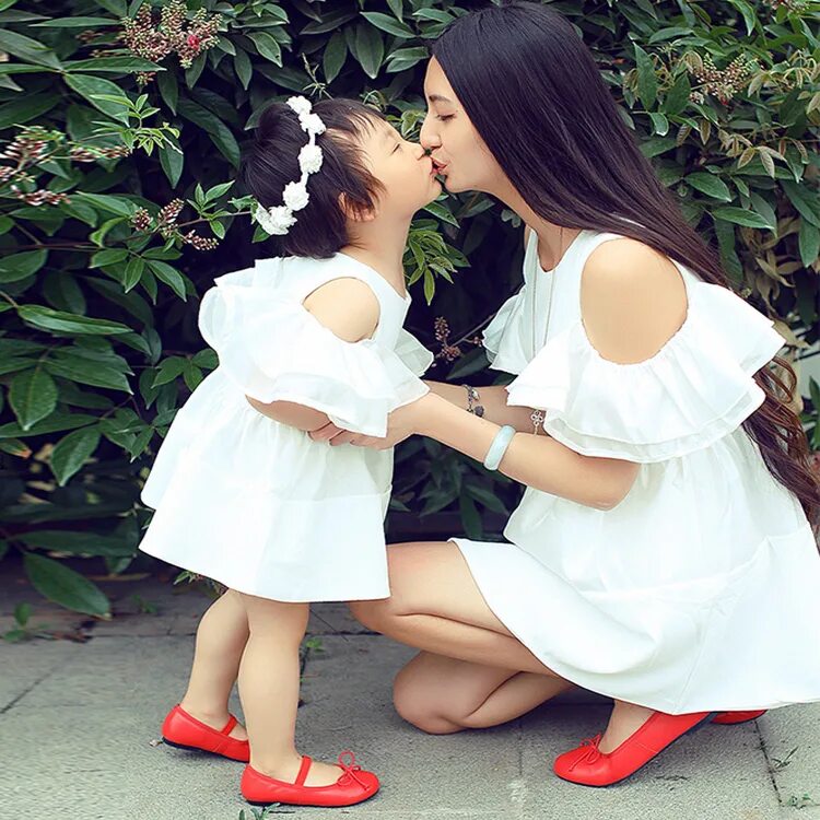 Дочка брюнетка. Брюнетка с маленькой дочкой. Стильная мама. Фотосессии брюнетка с дочкой. Мама и дочь с длинными волосами.