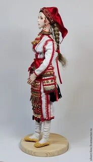 Мордовская кукла в национальном костюме