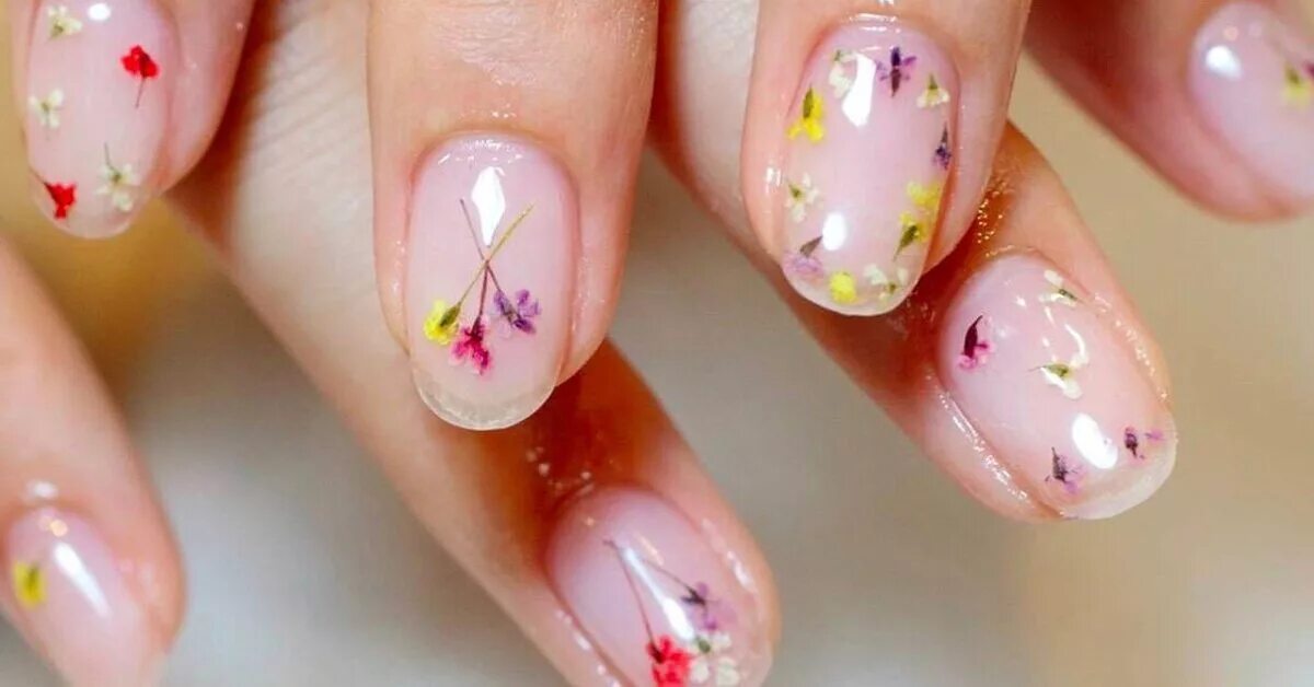 Ногти с сухоцветами 2024. Маникюр с цветами. Сухоцветы на ногтях. Маникюр прозрачный с рисунком. Маникюр на короткие ногти цветы.