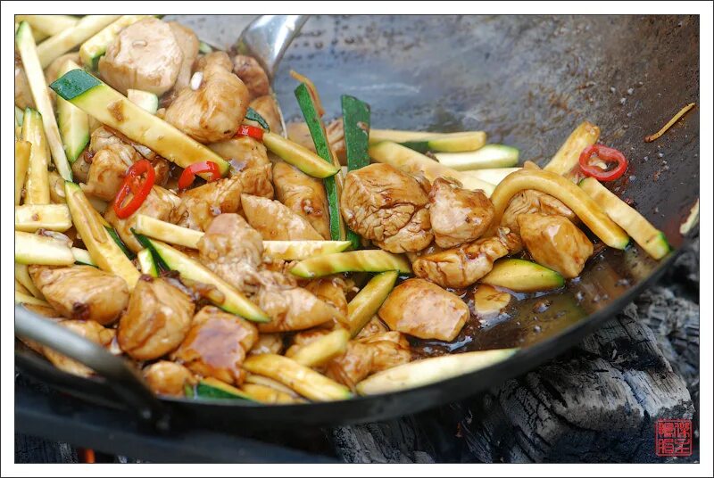 Китайская курица гунбао. Курица гунбао с арахисом. Цыпленок гунбао. Бао китайская кухня. Го бао жоу из саинины.