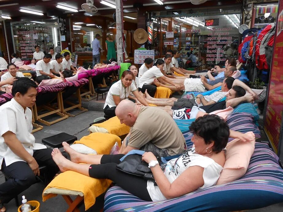 Vietnam massage. Тайский массаж Паттайя. Вьетнамский уличный массаж. Массажи Тайланд уличный. Уличный массаж во Вьетнаме.