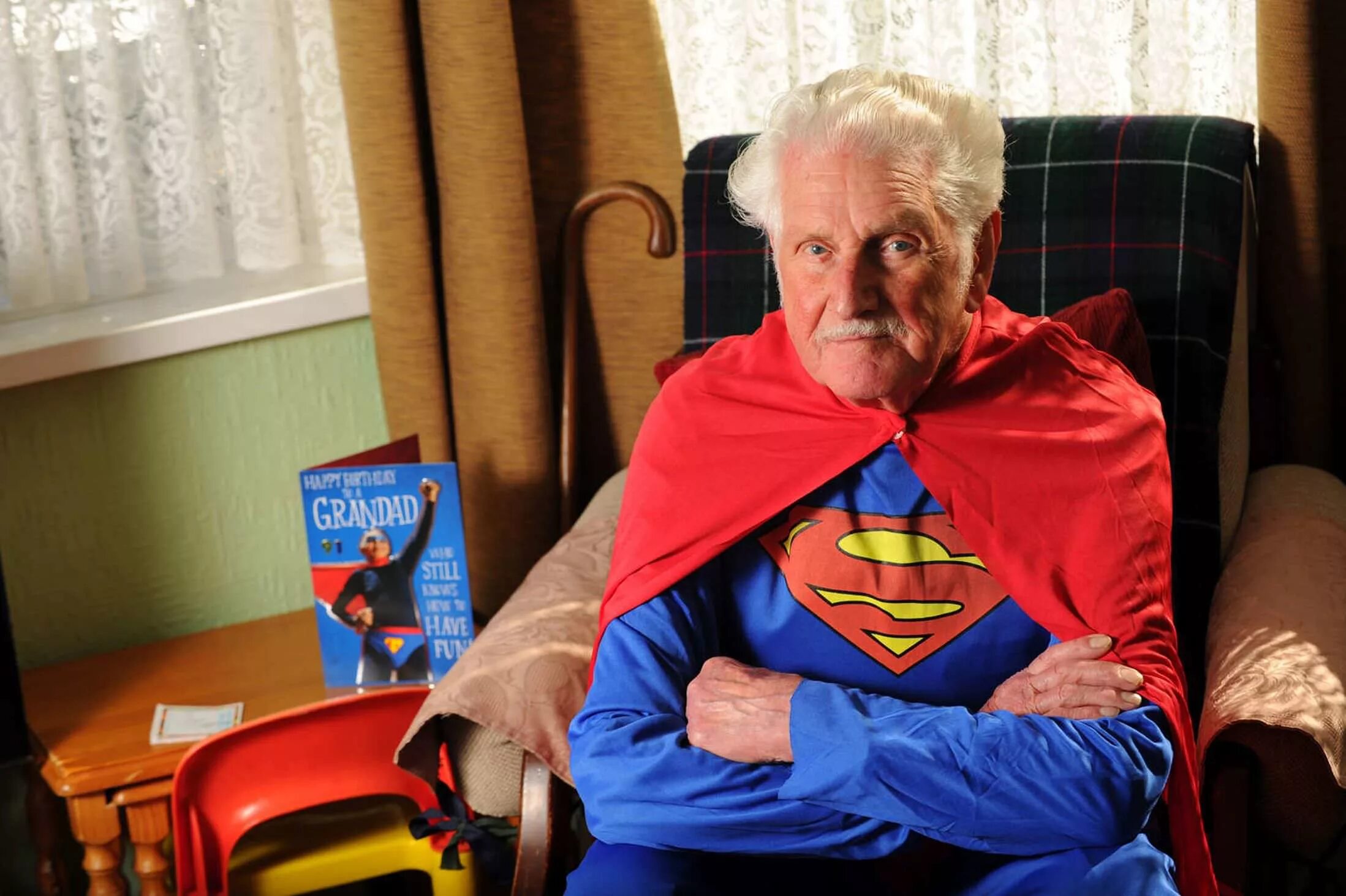 Супер дедушка. Старик Супермен. Дед в костюме Супермена. Супермен пожилой. Где дедуля