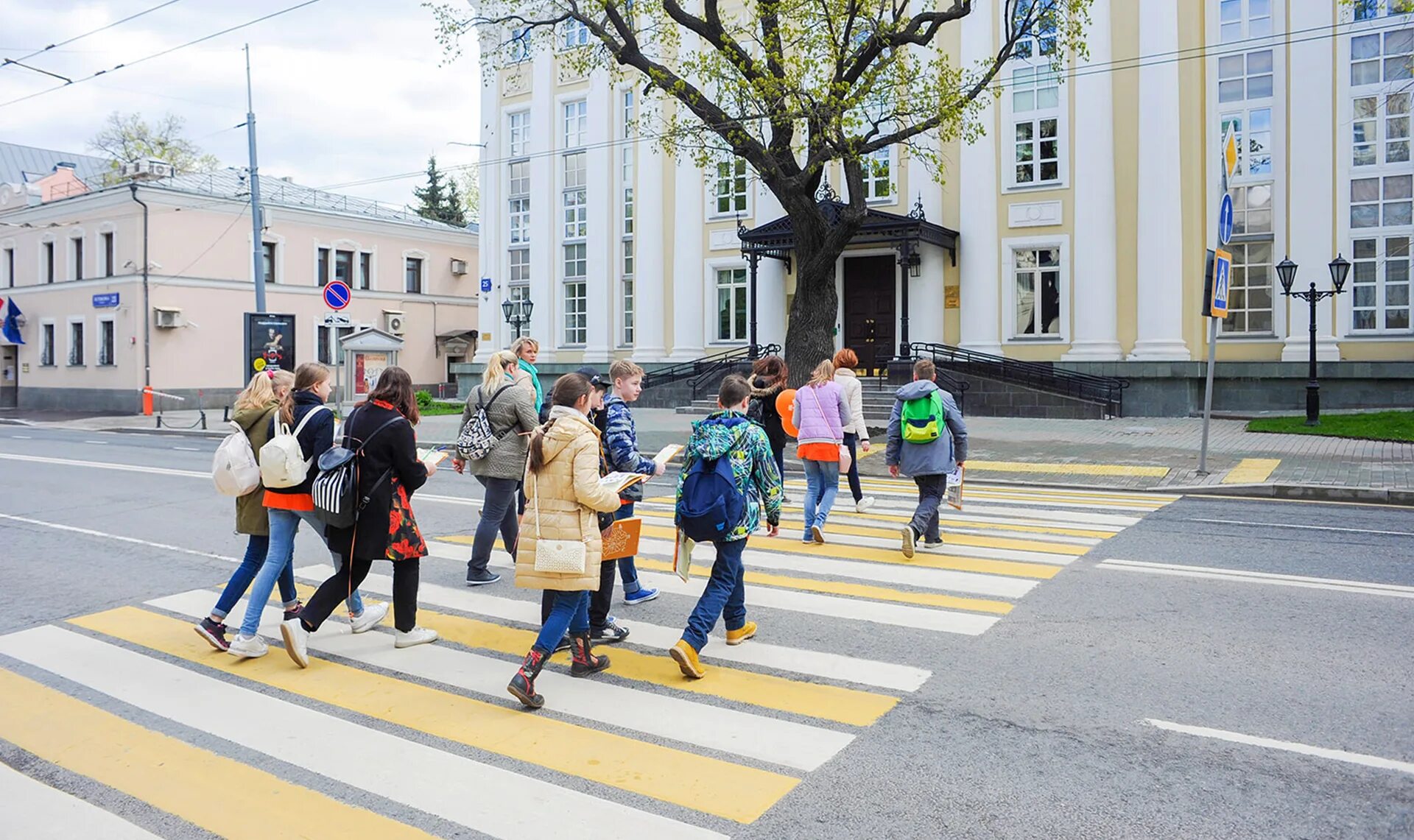 Пешеходный переход для детей. Дорога в школу. Пешеход на дороге. Дети переходят улицу. Переход через класс в школе