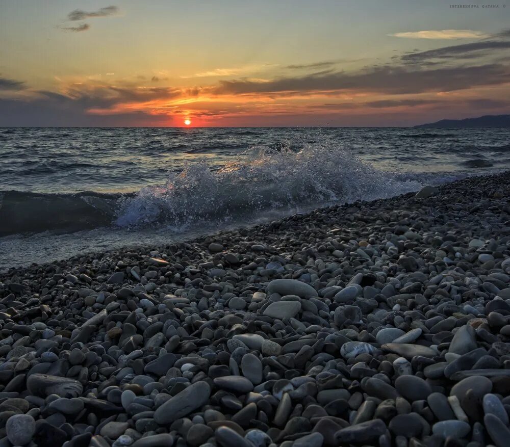 Почему закрыто море. Лазаревское море. Сочи море. Сочи пляж. Ночное море Сочи.