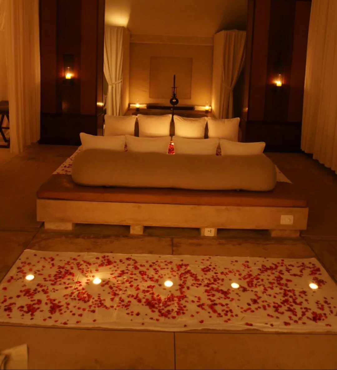 Романтичная постель. Романтическое украшение спальни. Романтическая кровать. Романтическая комната со свечами. Украсить спальню в романтику.