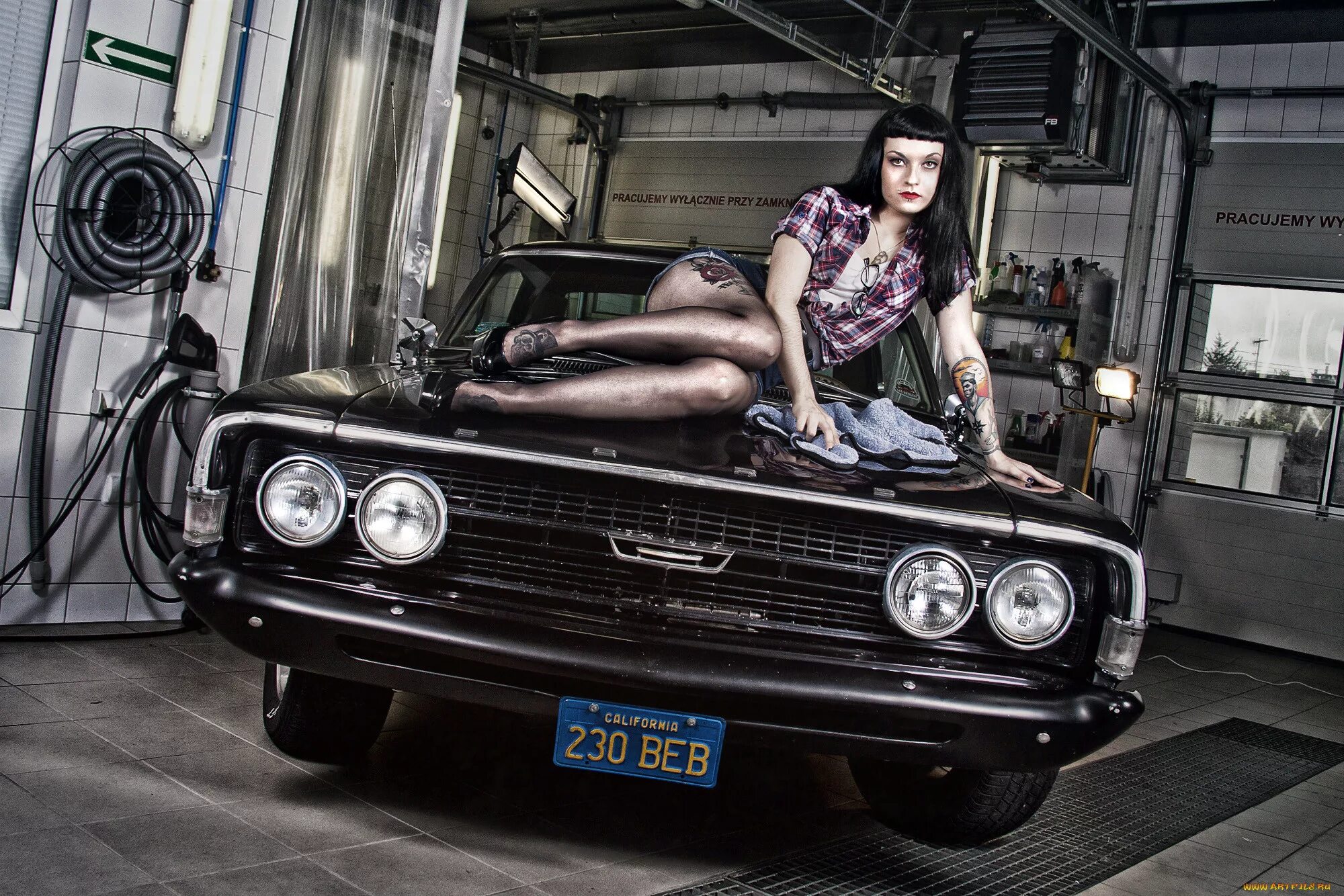 Красивые татуировки для девушек. Анжелика андерсон 2020. Девушка в машине. Татуировка машина на девушке. Девушка с тату возле машины.