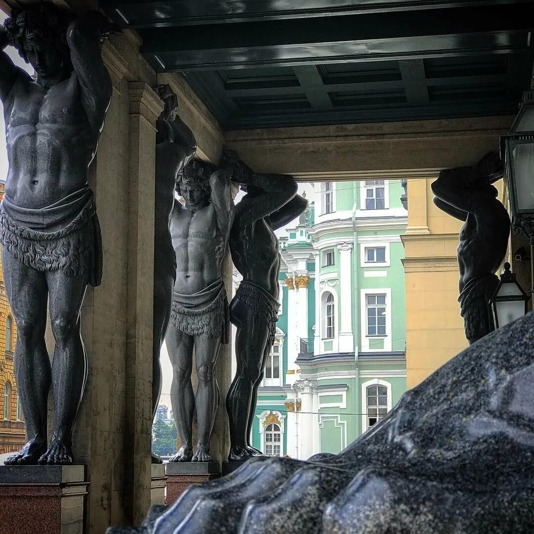 Атланты небо держат на каменных руках слушать. Питер статуи атлантов. эрмитаж статуи атлантов. атланты новый эрмитаж в санкт-петербурге. зимний дворец статуи атлантов.