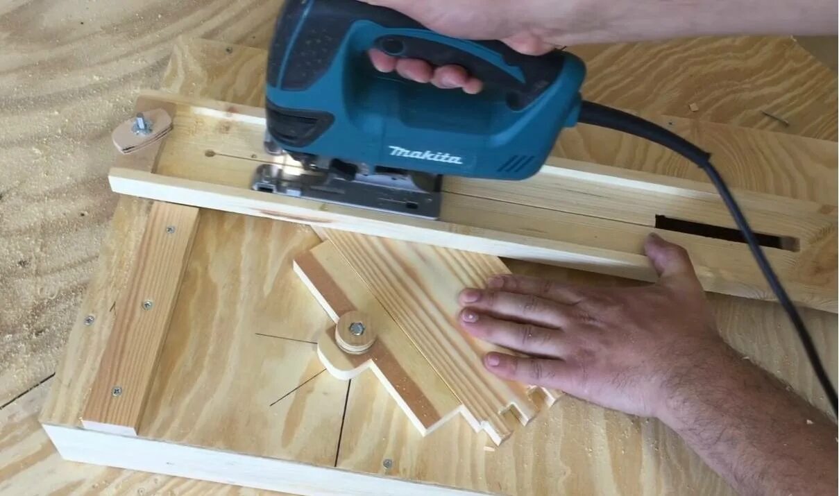 приспособа для эл лобзика. направляющая для циркулярной пилы под 45 градусов. приспособление для пиления под углом 45 и 90 для циркулярки. столик для ручного электролобзика (neutechnik). направляющая линейка для циркулярной пилы стайер 1600.